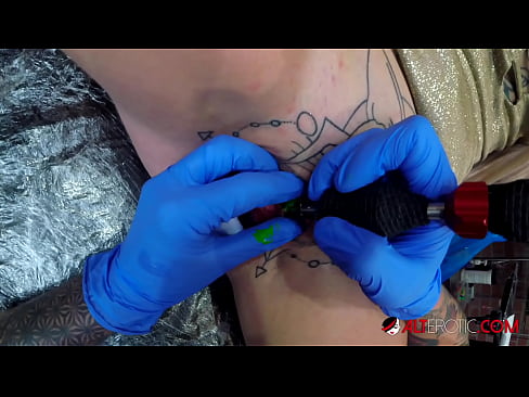 ❤️ Extremadamente tatuado hottie Sully Savage consiguió un tatuaje en su clítoris ️❌ Video de porno de calidad en es.port-amurasso.ru ❌️